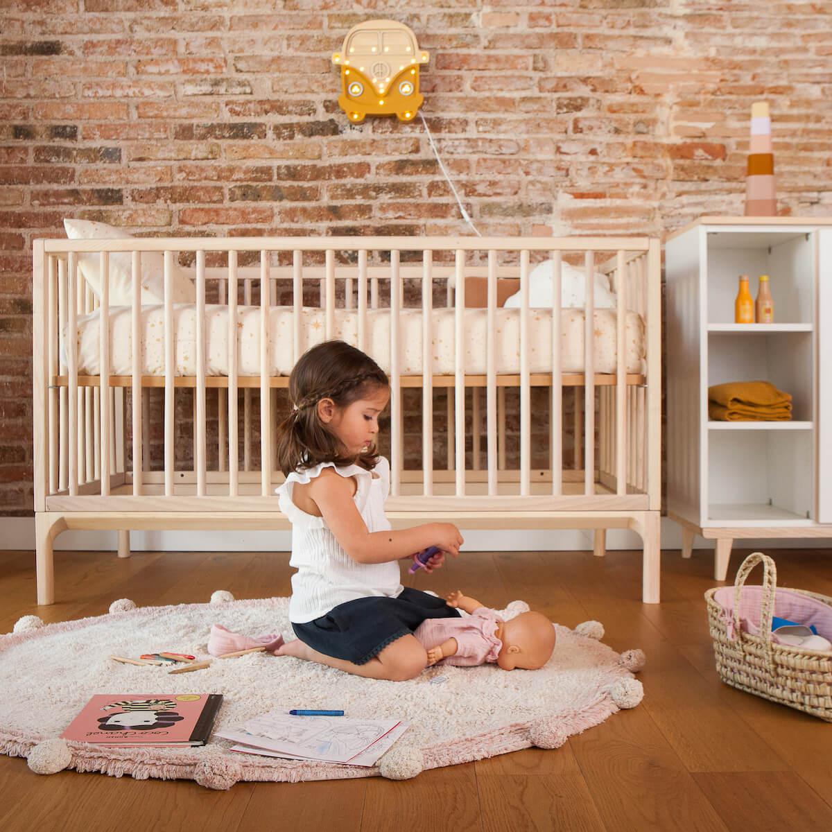 Kera baby bed in ash with round top and inclined beveled legs